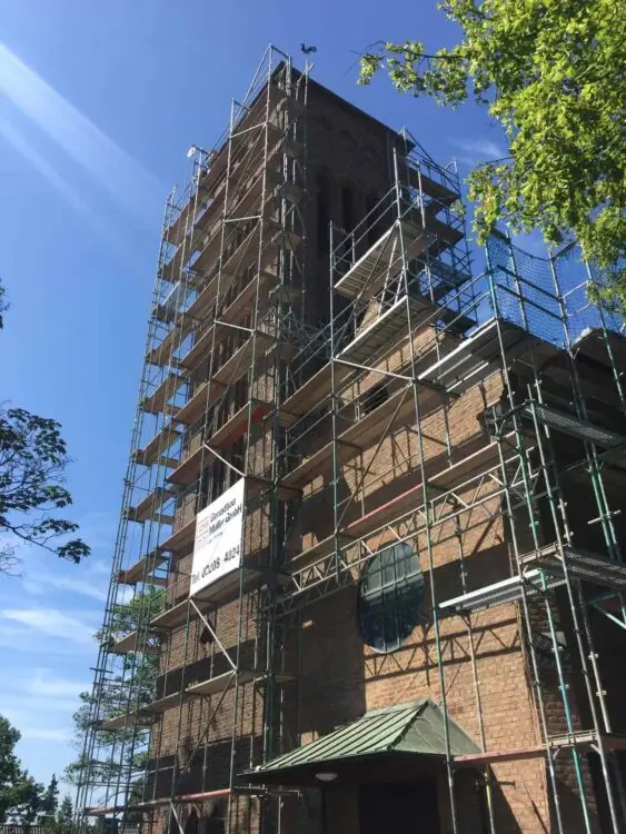 Einrüstung einer Kirche durch Gerüstbau Müller – Raumgerüst für historische Innenräume