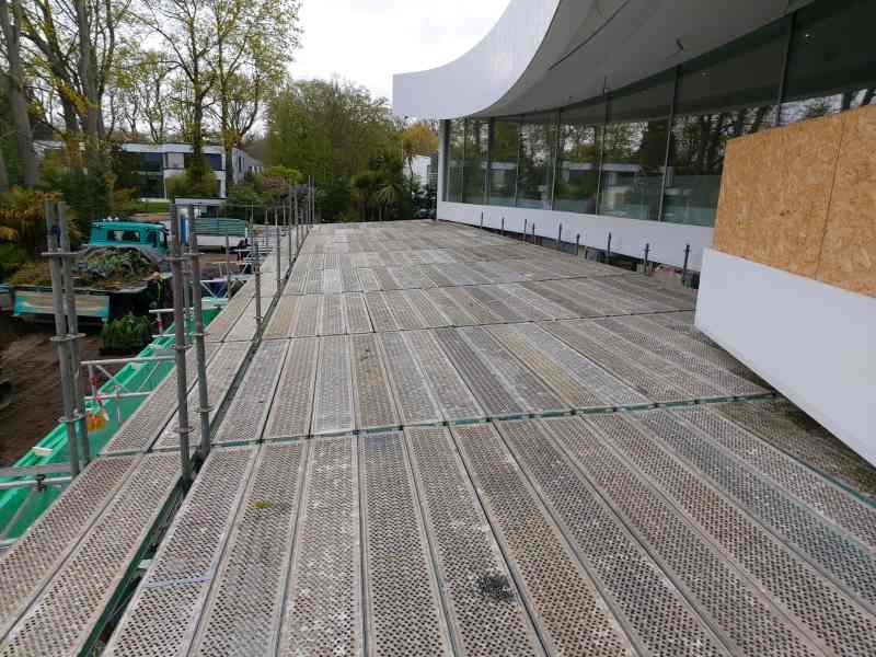 Wetterschutzdach über einer Baustelle in Köln – Gerüstbau Müller