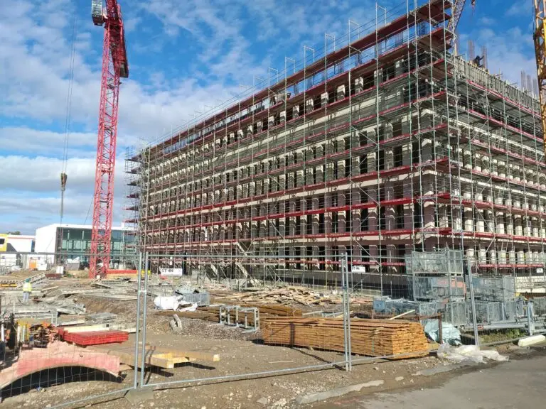 Fassadengerüst an einem Wohngebäude in Köln – Gerüstbau Müller