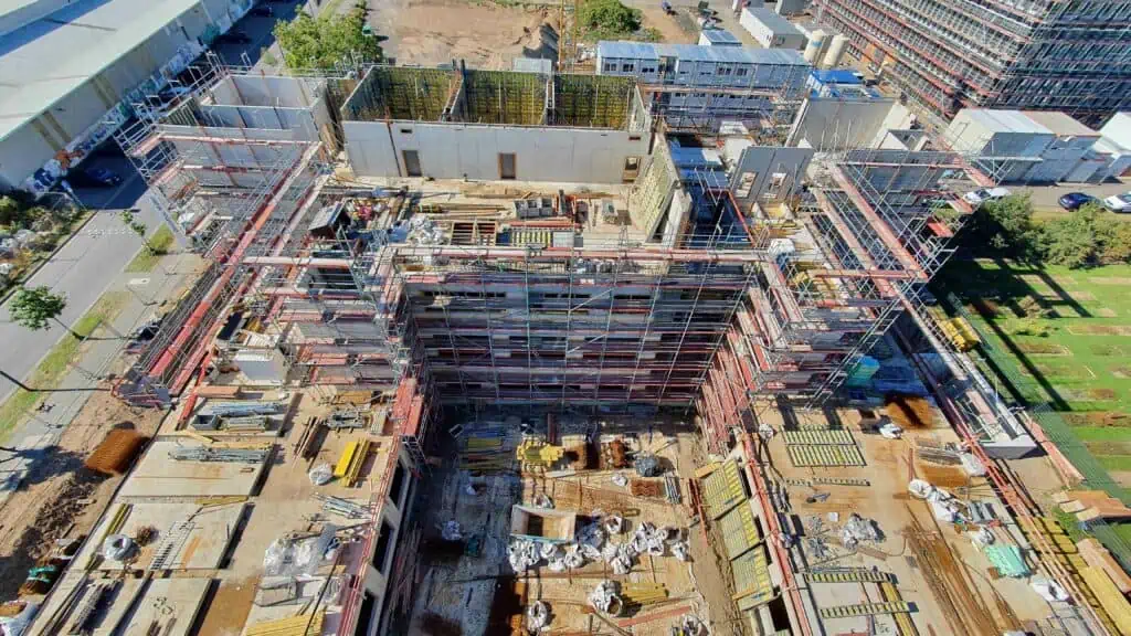 Luftaufnahme einer eingerüsteten Großbaustelle am Rotationsgebäude der Universität Bonn