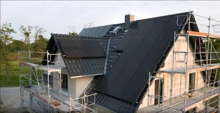Photovoltaik-Gerüst am Steildach in Köln – Gerüstbau Müller