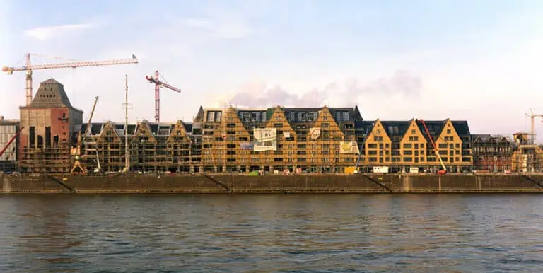 Gerüstbau im Rheinauhafen