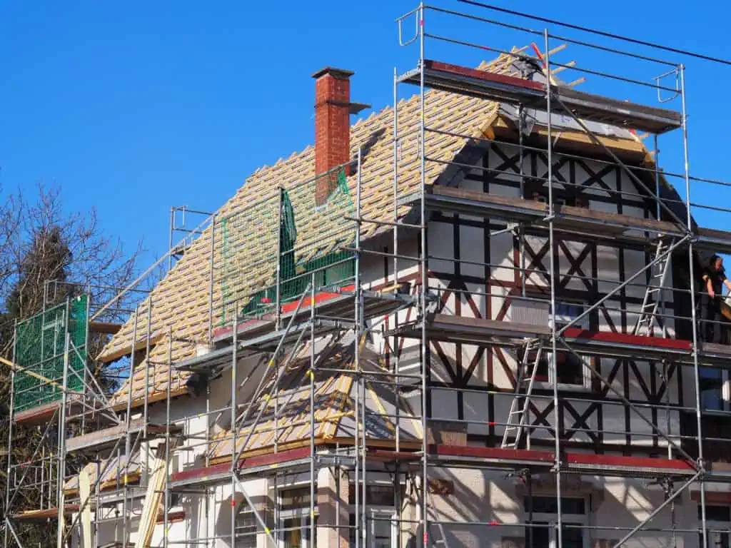 Dachfanggerüst am Steildach in Köln – Gerüstbau Müller stellt das Gerüst für den Dachdecker