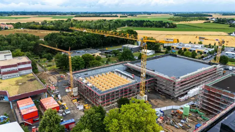 Weather protection roof in scaffolding