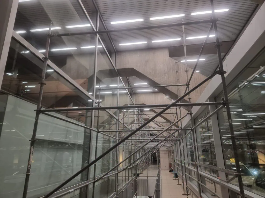 Gerüstbauer von Gerüstbau Müller bei der Montage an einer Großanlage am Flughafen Köln/Bonn