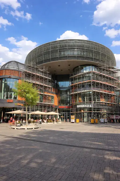 Rathaus-Galerie Leverkusen mit Gerüstbau bei Sanierungsarbeiten