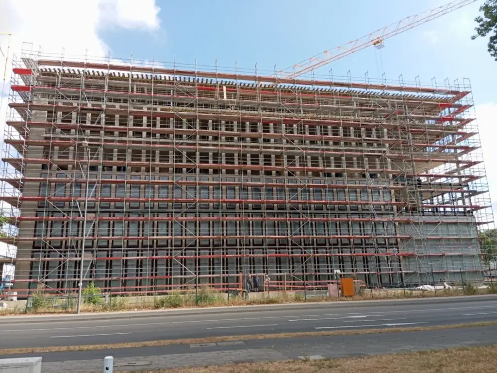Fassadengerüst Troisdorf – 6.500 m² an einem komplett eingerüsteten Bürogebäude