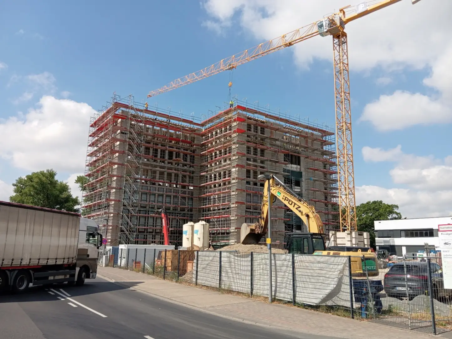 Baustellenübersicht des eingerüsteten Bürogebäudes in Troisdorf