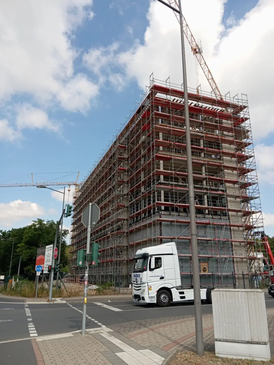 Fassadengerüst an einem Bürogebäude an der Kreuzung in Troisdorf