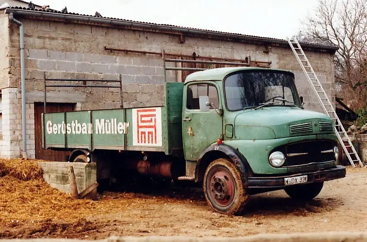 Historischer LKW von Gerüstbau Müller mit Firmenlogo, Ende der 1950er Jahre – Ära des Gründers Josef Müller