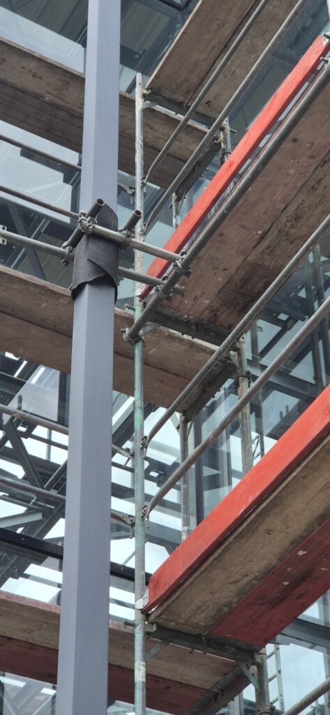 Gerüstlage vor der Glasfassade des Turms in Köln-Godorf während des Aufbaus
