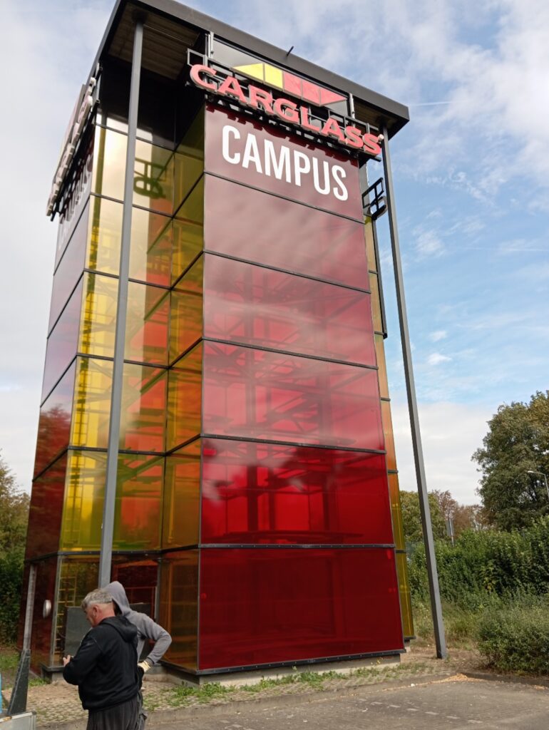 Fertig folierter Glasturm an der Godorfer Hauptstraße in Köln nach dem Gerüstabbau