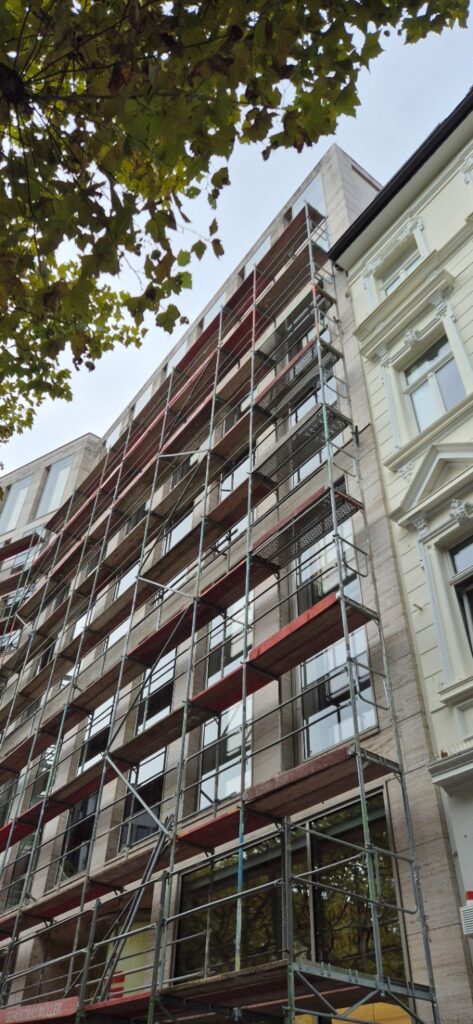 Fassadengeruest ueber die volle Hoehe der Travertinfassade am AUREUM in Bonn