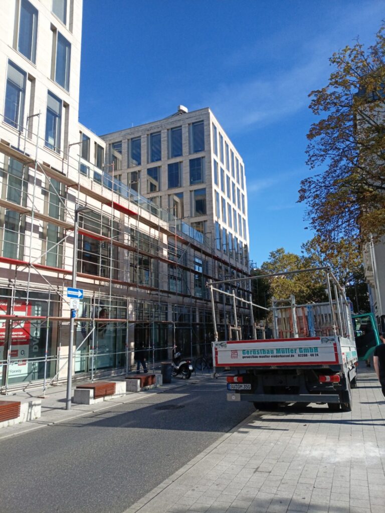 LKW der Geruestbau Mueller GmbH bei der Materialanlieferung vor dem Geruest am AUREUM in Bonn