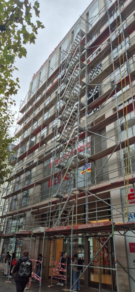 Treppenaufgang am Fassadengeruest in der Bonner Innenstadt, Zugang fuer alle Gewerke